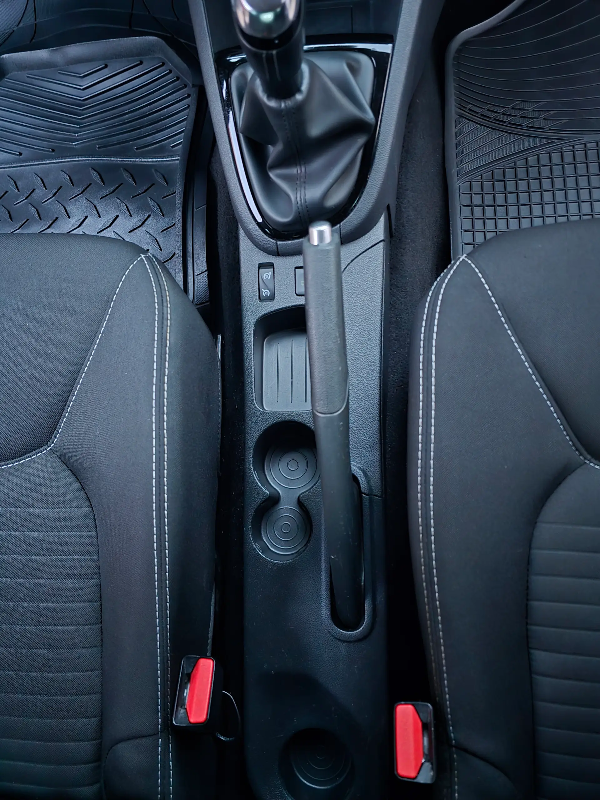 Voiture rutilante après nettoyage complet
