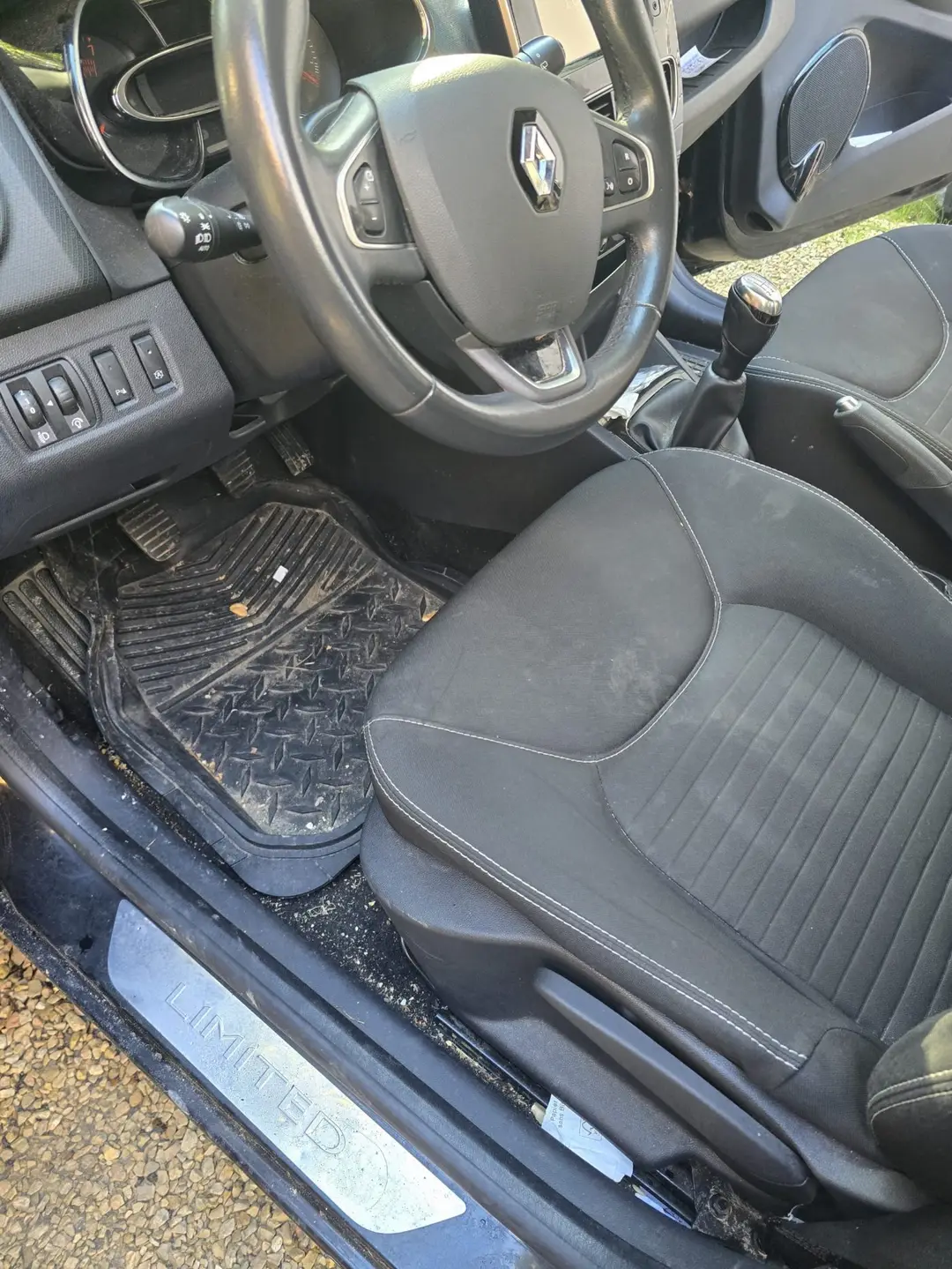 Siège conducteur et volant de la Renault Clio 4 avant nettoyage à Marseille