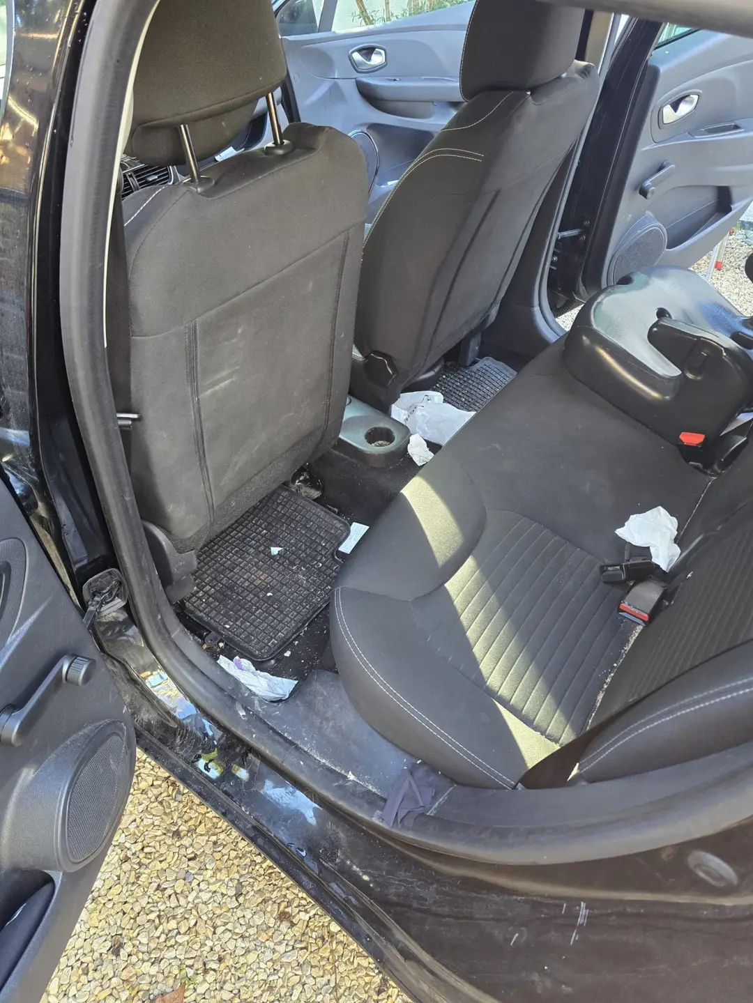 Banquette arrière  de la Renault Clio 4 avant nettoyage à Marseille