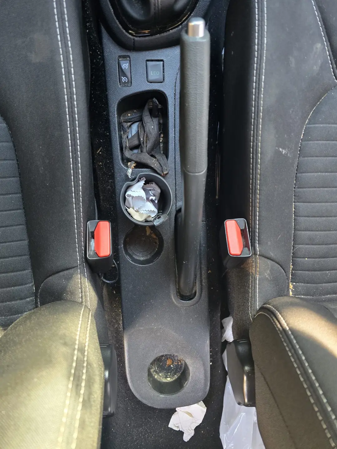 Console centrale de la Renault Clio 4 avant nettoyage à Marseille