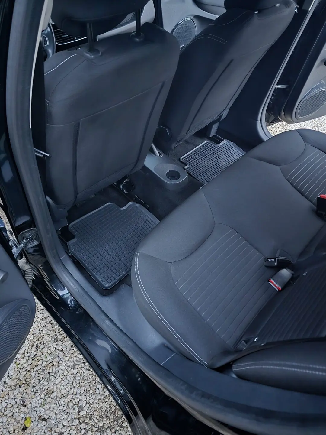Plancher arrière de la Renault Clio 4 après nettoyage à Marseille