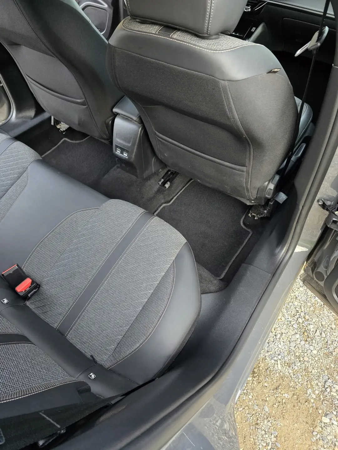 Banquette arrière de la Peugeot 2008 après nettoyage à Manosque