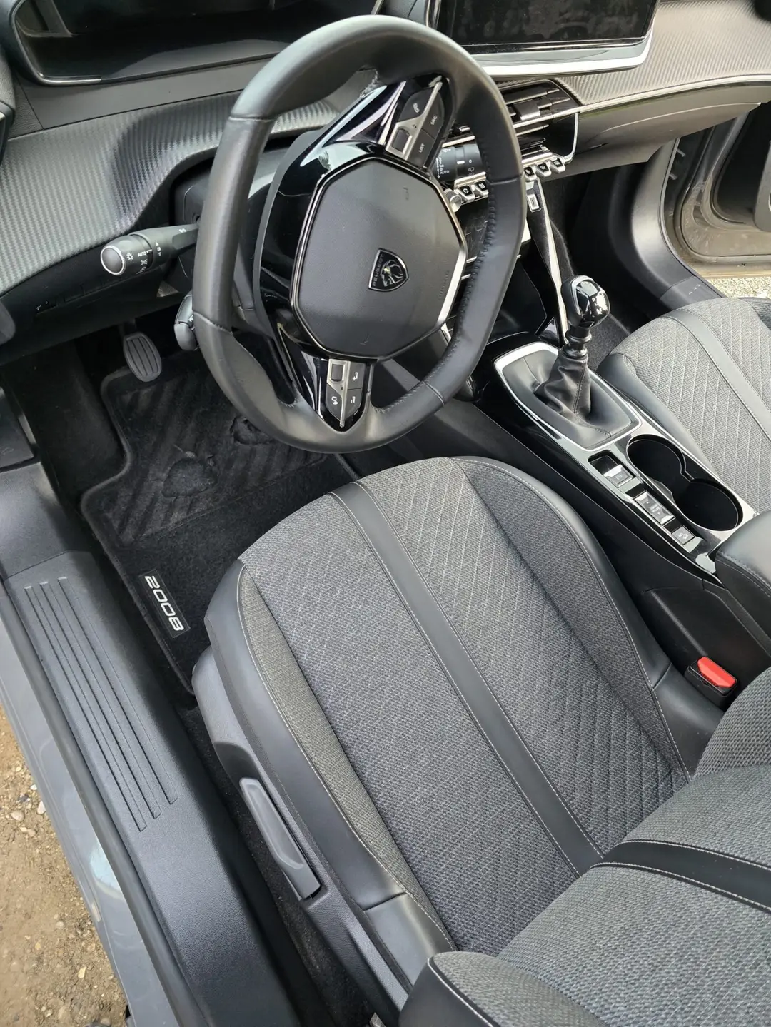 Siège conducteur de la Peugeot 2008 après nettoyage à Manosque