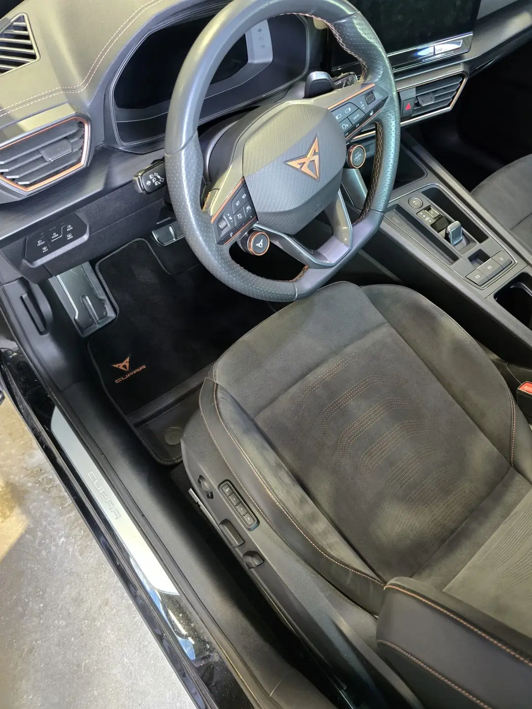 Siège conducteur et volant de la Cupra Ateca VZ à Manosque