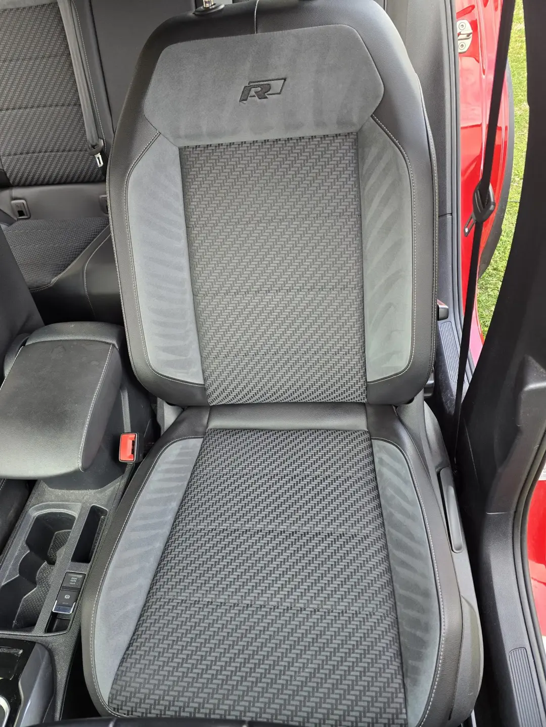 Sièges avant et console du Volkswagen T-ROC R-Line après nettoyage à Forcalquier