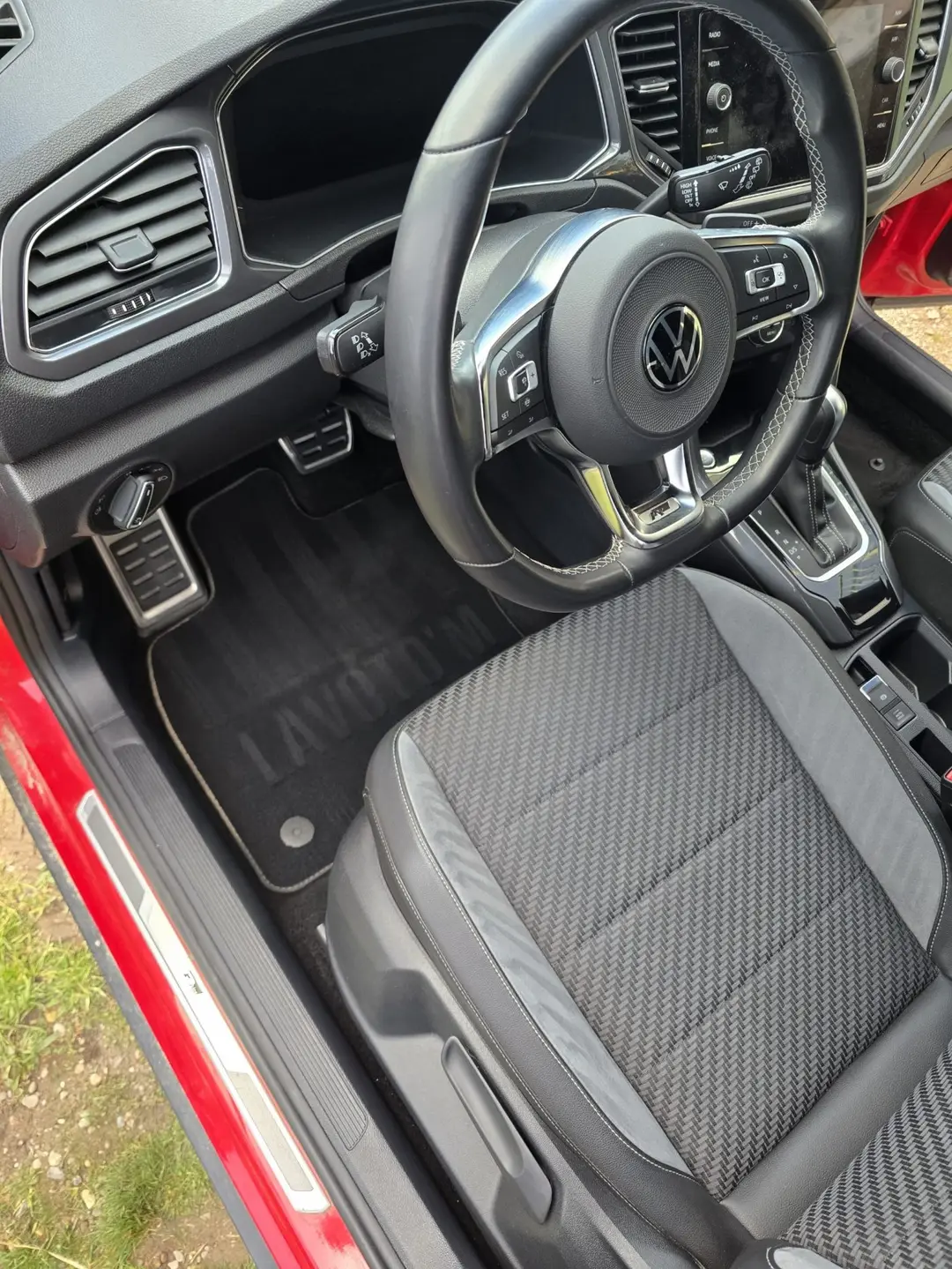 Siège conducteur et volant du Volkswagen T-ROC R-Line après nettoyage à Forcalquier