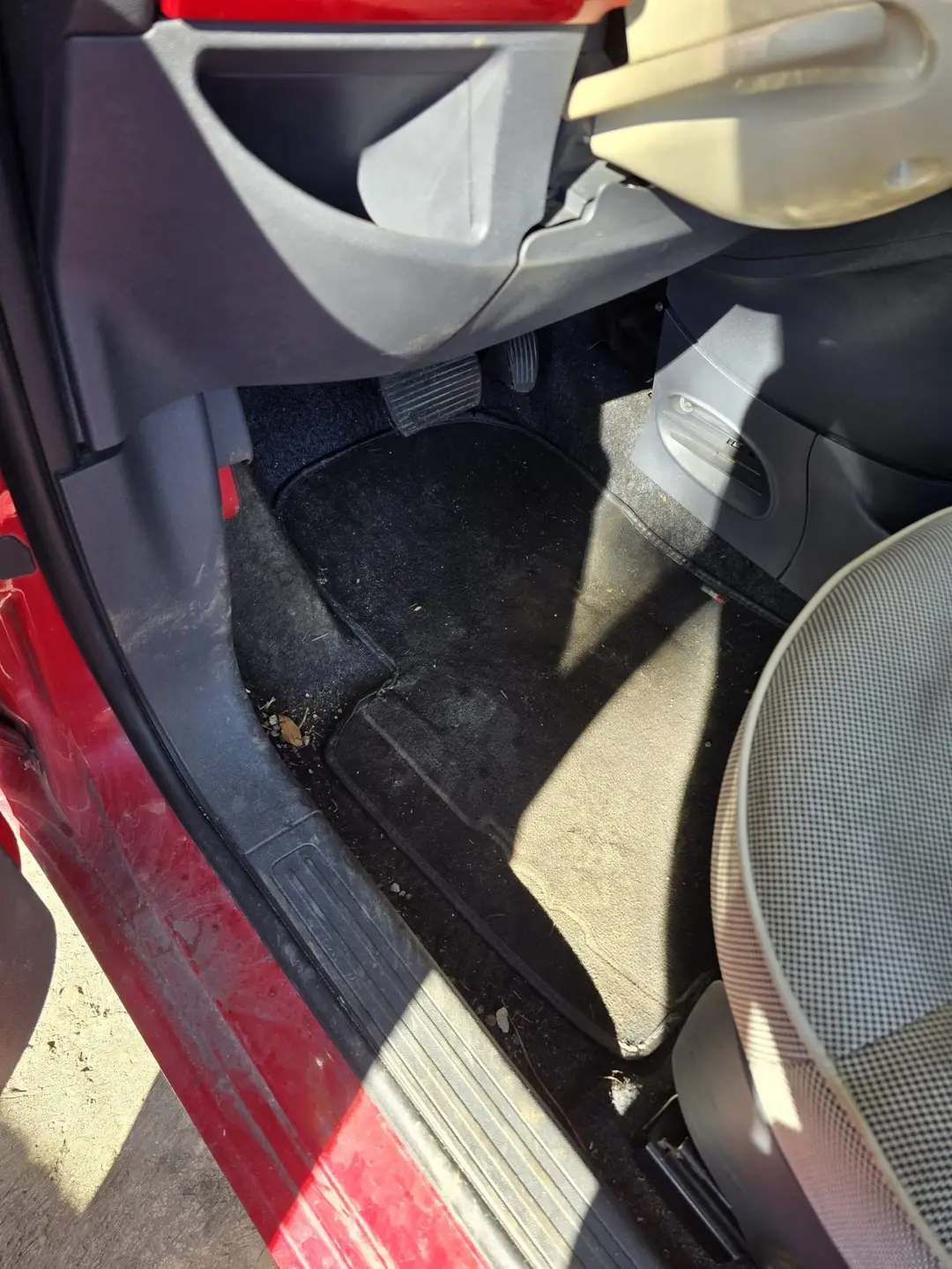 Sols et tapis de la Fiat 500 avant nettoyage à Manosque