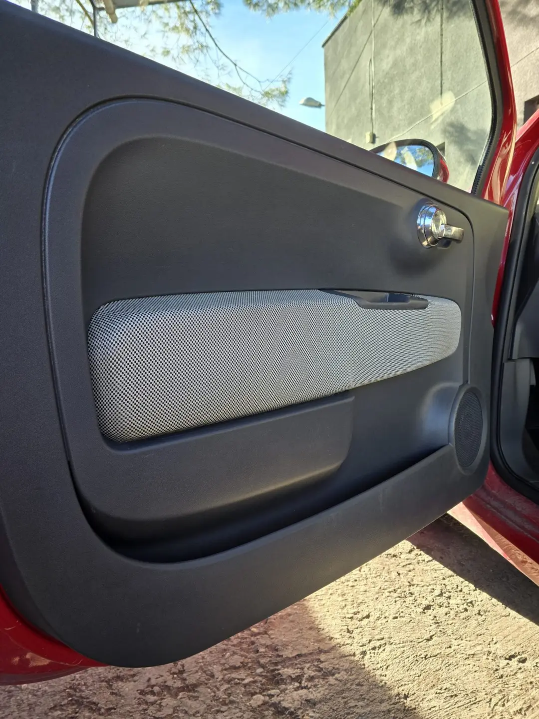 Panneau de porte de la Fiat 500 après nettoyage à Manosque