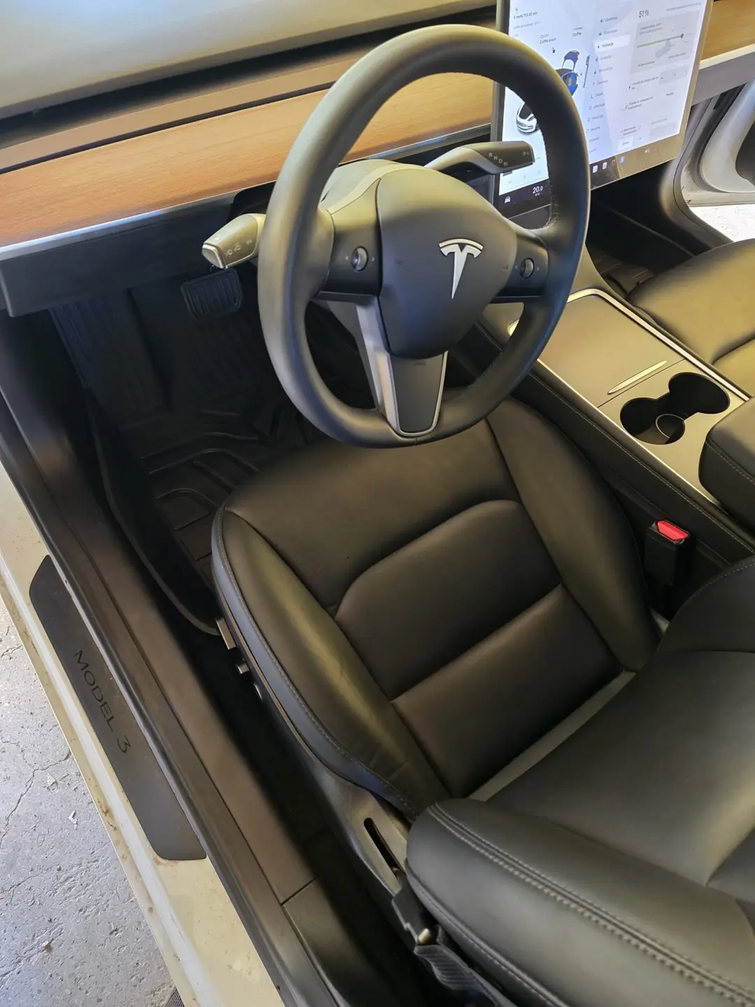 Siège conducteur et volant de la Tesla Model 3 après nettoyage à Oraison