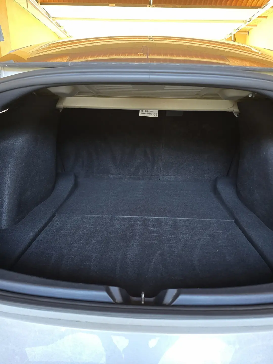 Coffre de la Tesla Model 3 nettoyé et aspiré à Oraison