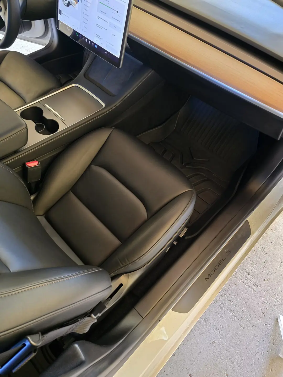 Console centrale et siège passager de la Tesla Model 3 après nettoyage à Oraison