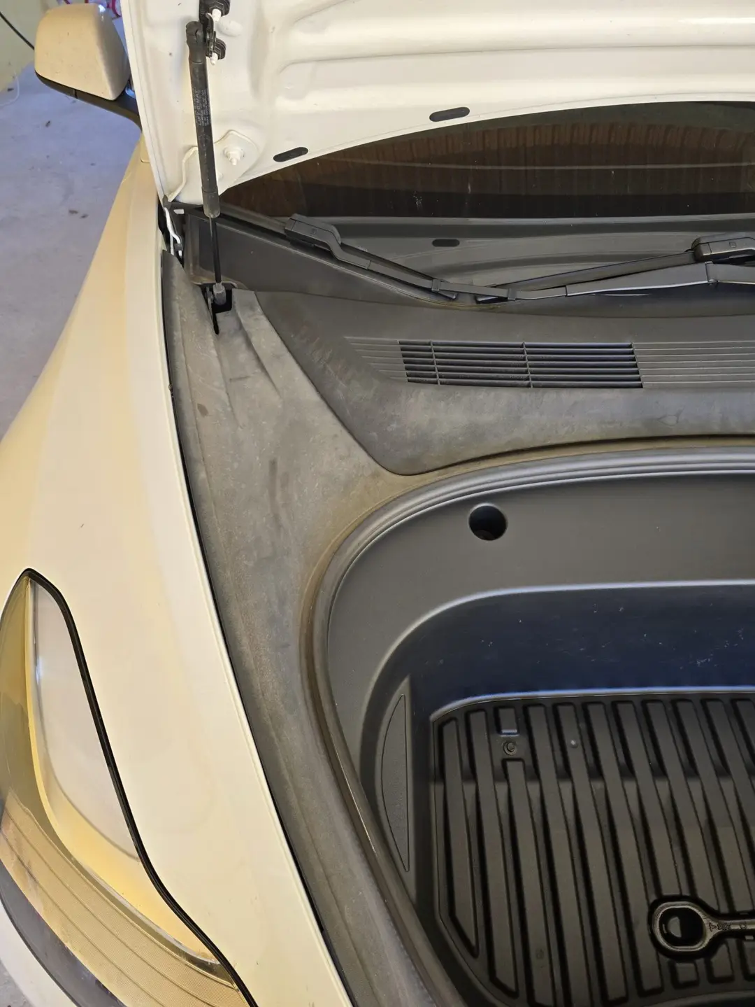 Coffre de la Tesla Model 3 avant nettoyage à Oraison