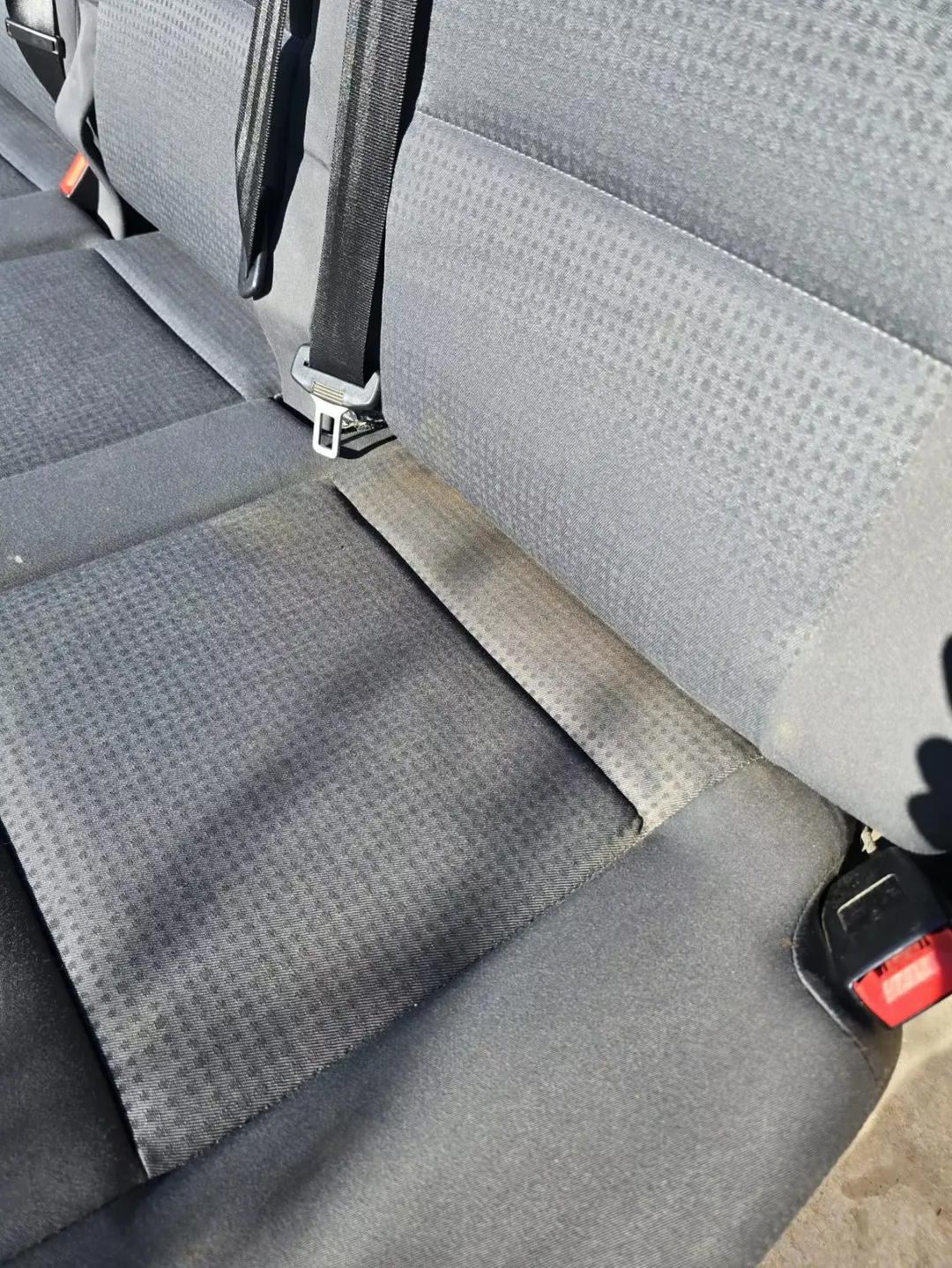 Banquette arrière du Volkswagen T5 Multivan en cours de shampooinage à Manosque