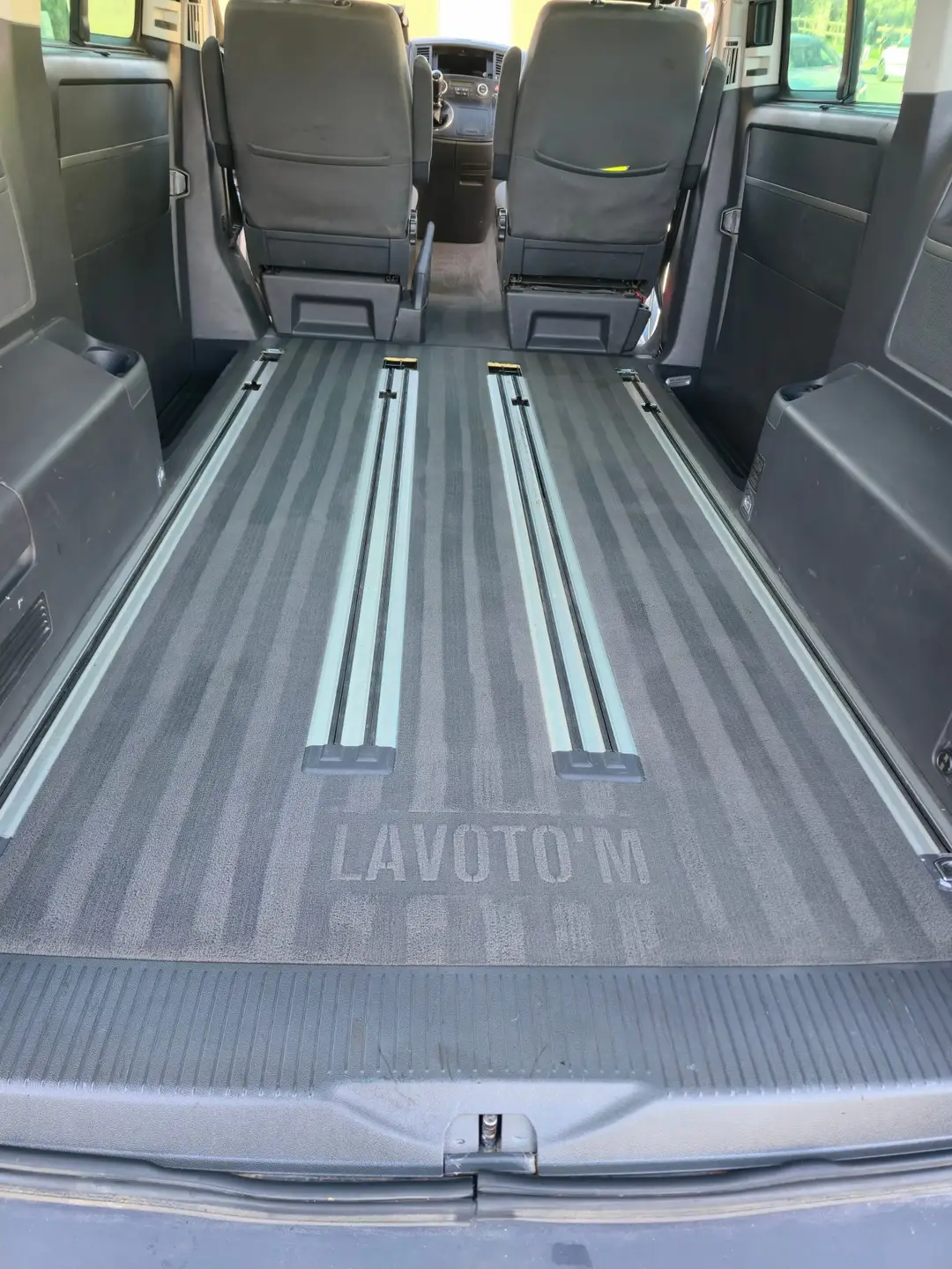 Plancher et banquette arrière du Volkswagen T5 Multivan après nettoyage à Manosque