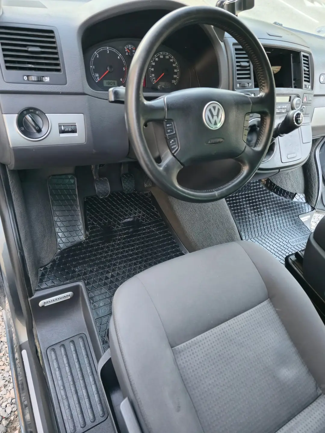 Siège conducteur et volant du Volkswagen T5 Multivan après nettoyage à Manosque