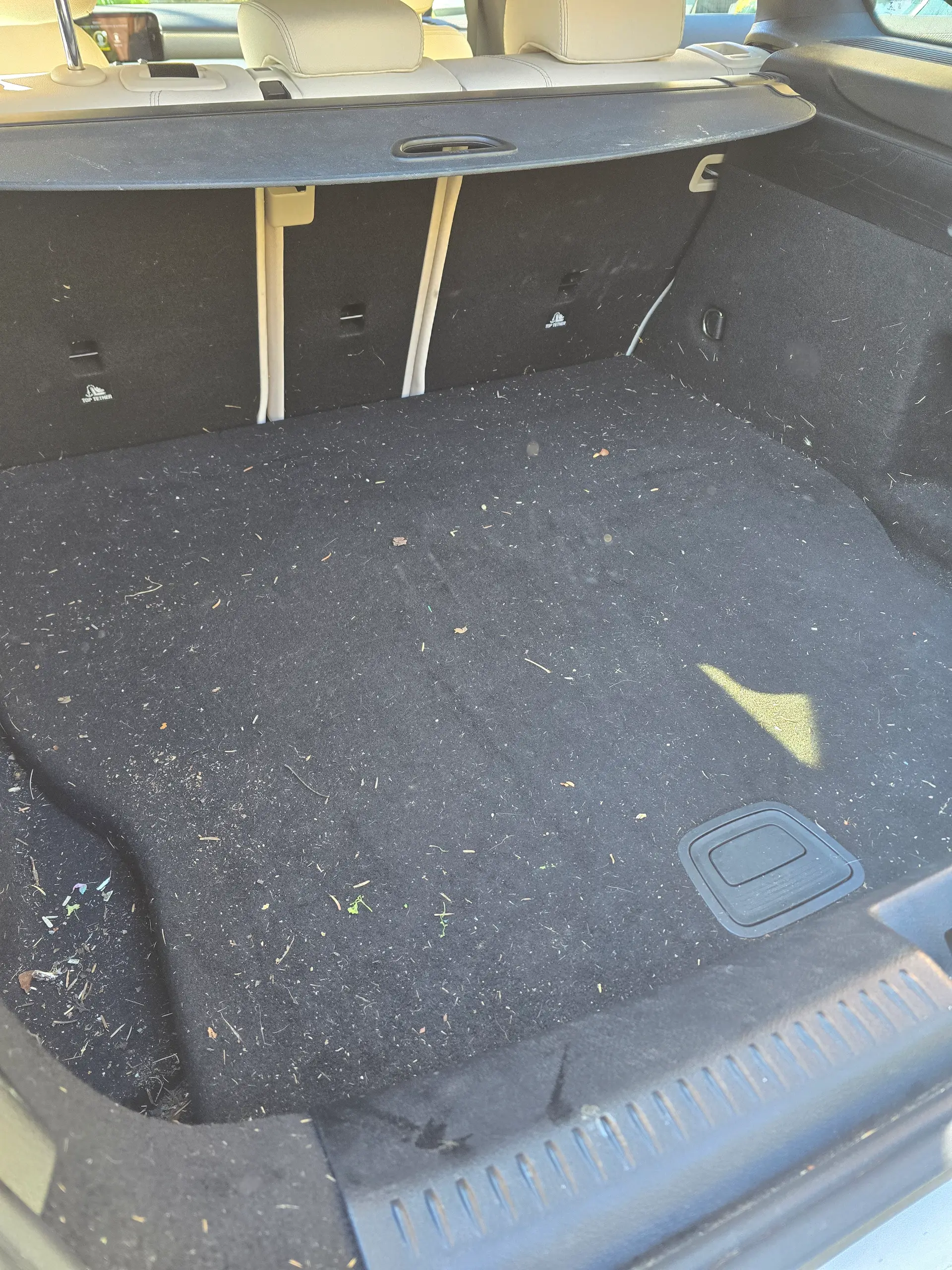 Coffre de la MERCEDES CLA 250E avant nettoyage à Forcalquier