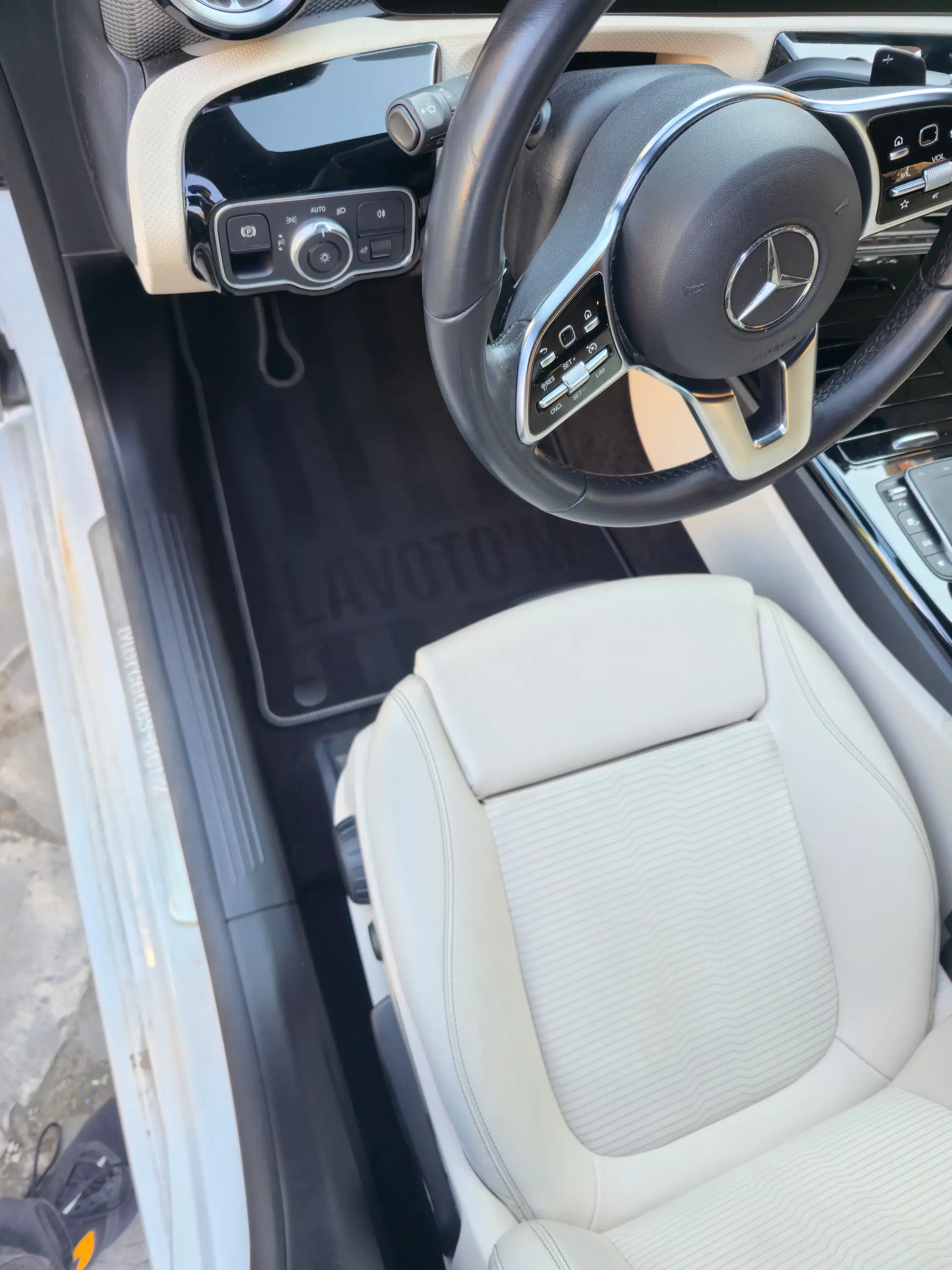 Habitacle côté conducteur de la MERCEDES CLA 250E après nettoyage à Forcalquier