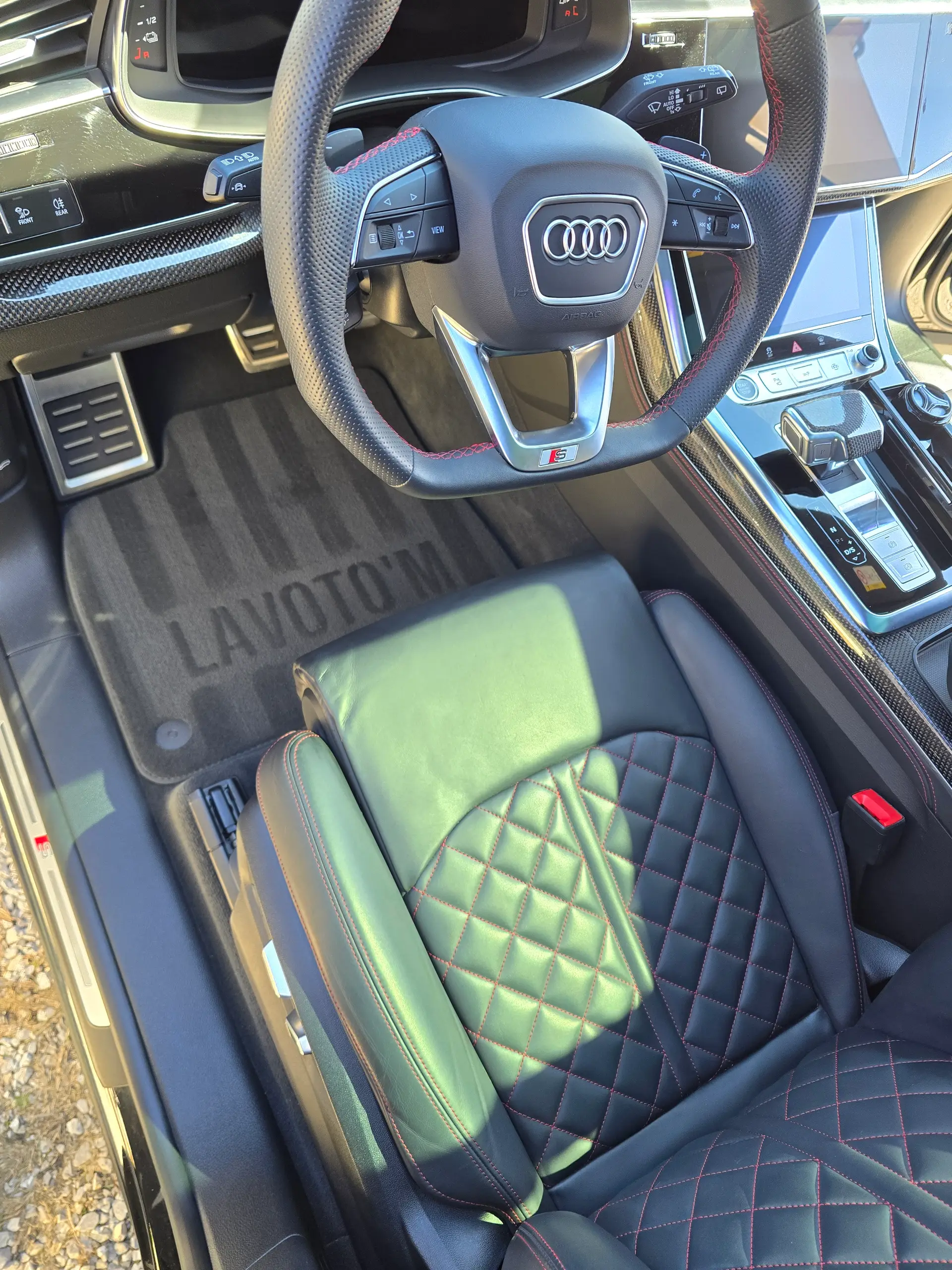 Siège conducteur et volant de l’Audi Q8 S Line après nettoyage à Mane