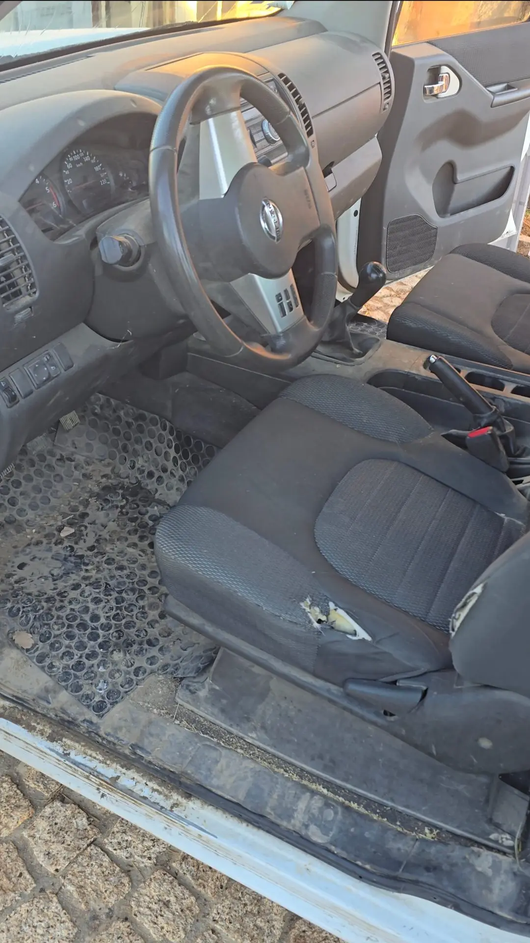 Siège conducteur et volant du Nissan Navara avant nettoyage