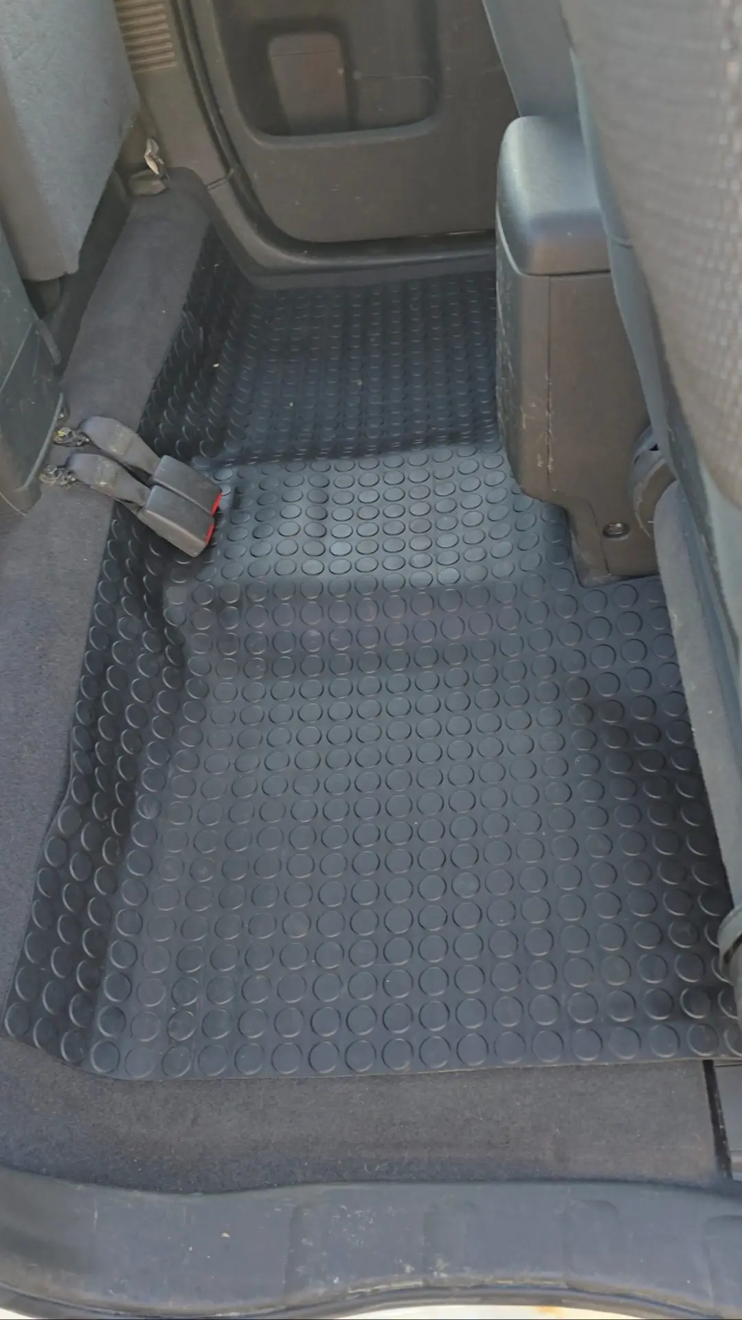 Plancher et tapis arrière du Nissan Navara après nettoyage
