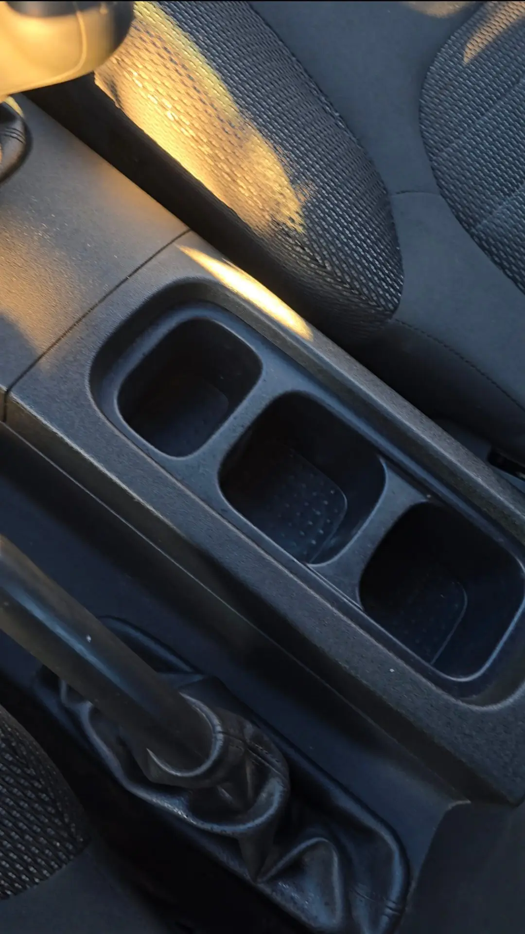 Range-gobelets et console du Nissan Navara après nettoyage