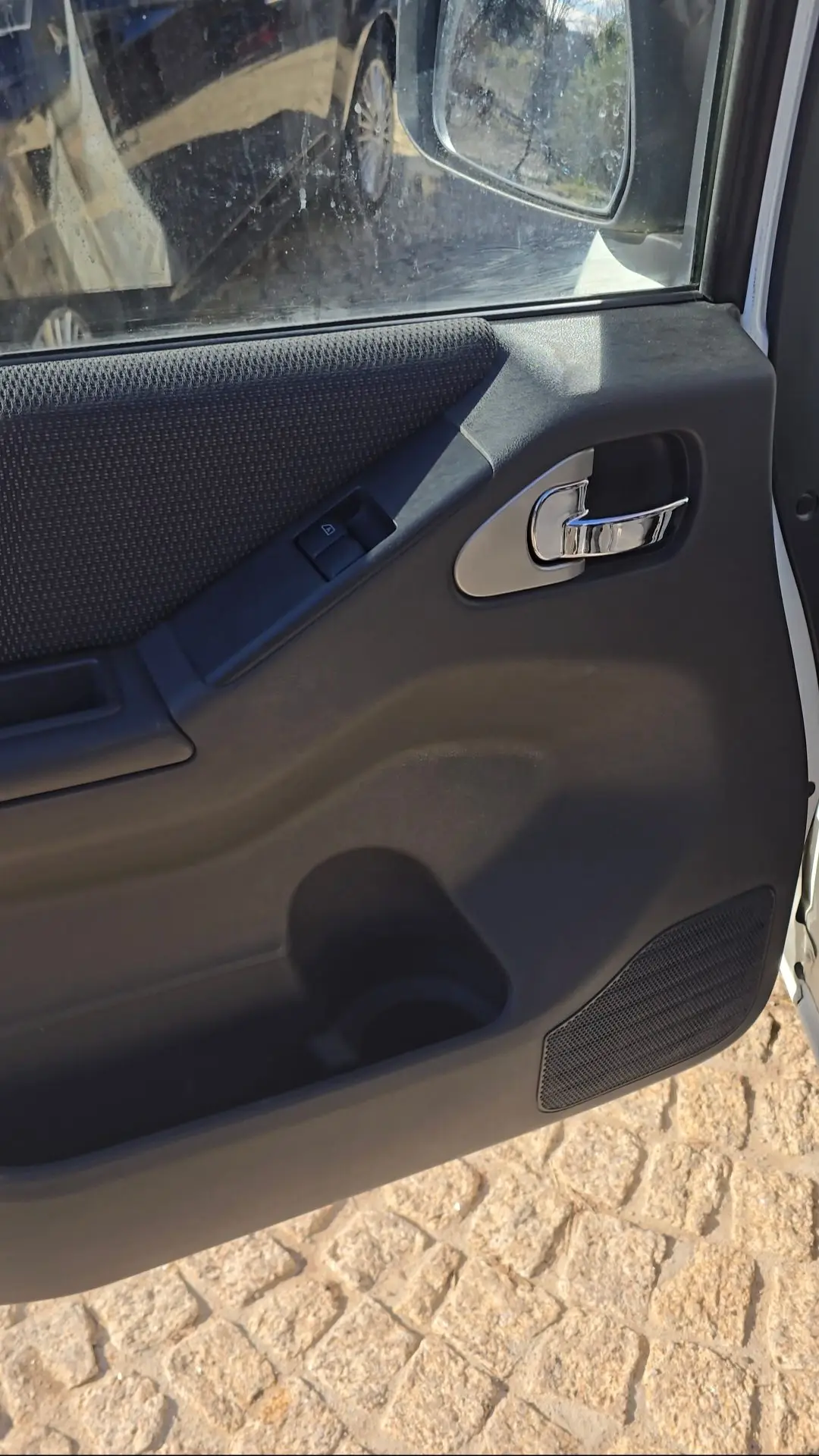 Panneau de porte du Nissan Navara après nettoyage